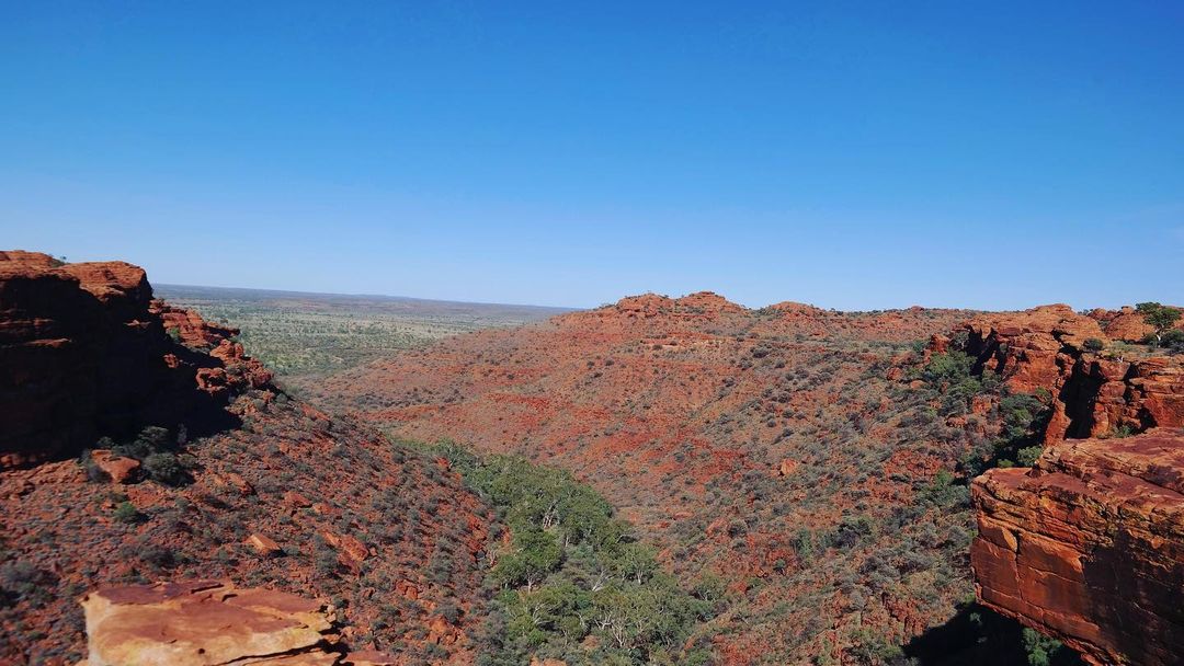 How stunning are these views around Kings Canyon? These ancienct domes located on the top of the canyon, look like a village of houses with one of the most stunning outback views to look out to. 

Thanks to @lesbeanflannel for tagging us in your holiday snaps!