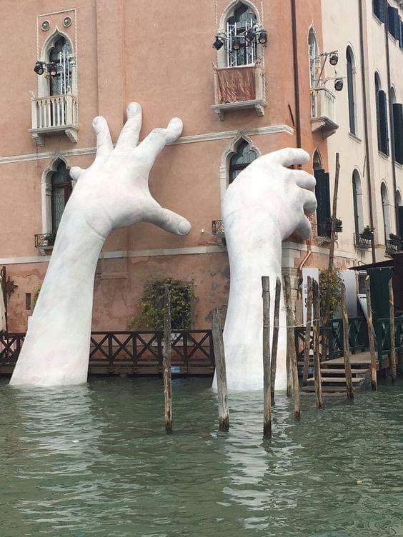 Escultura del escultor italiano Lorenzo Quinn, "Soporte" (Venecia) es una dura advertencia sobre el impacto del aumento del nivel del mar.