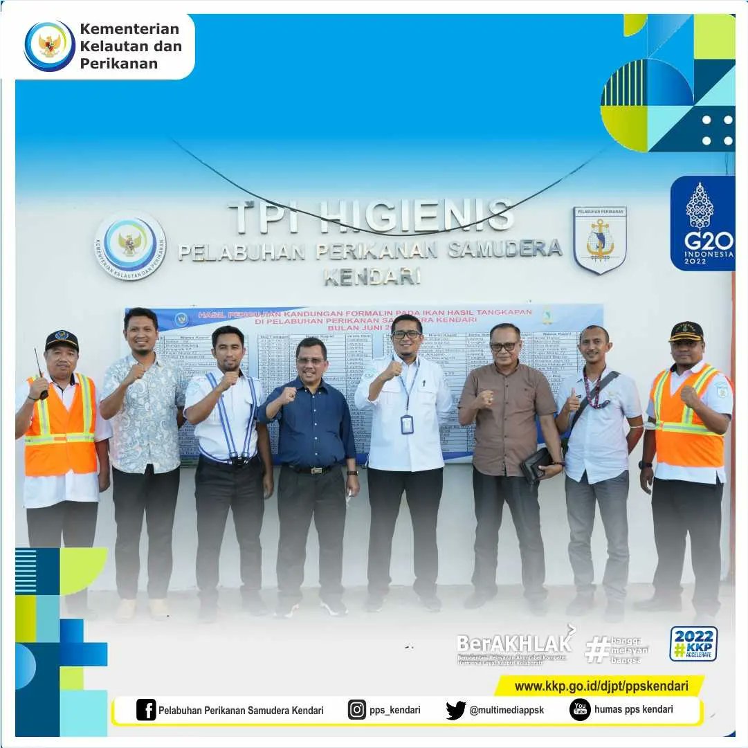 ppskendari1's tweet photo. Usai berdiskusi di Kantor, Kepala PPS Kendari @syahril_abdul mengajak Kepala DKP Prov. Kepulauan Riau dan rombongan mengunjungi TPI Higienis dan fasilitas yang ada di PPS Kendari, salah satunya fasilitas pendukung program penangkapan ikan terukur. 
#KKPAccelerate #ppskendari https://t.co/9S8epf6CYb