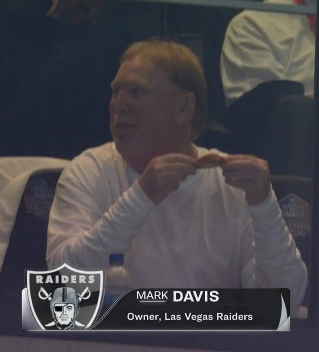 TheBrohioan's tweet photo. Mark Davis looking like he just pulled that chicken wing out of his pocket. #DaRaiders #HallofFameGame https://t.co/5BRqYPWq70