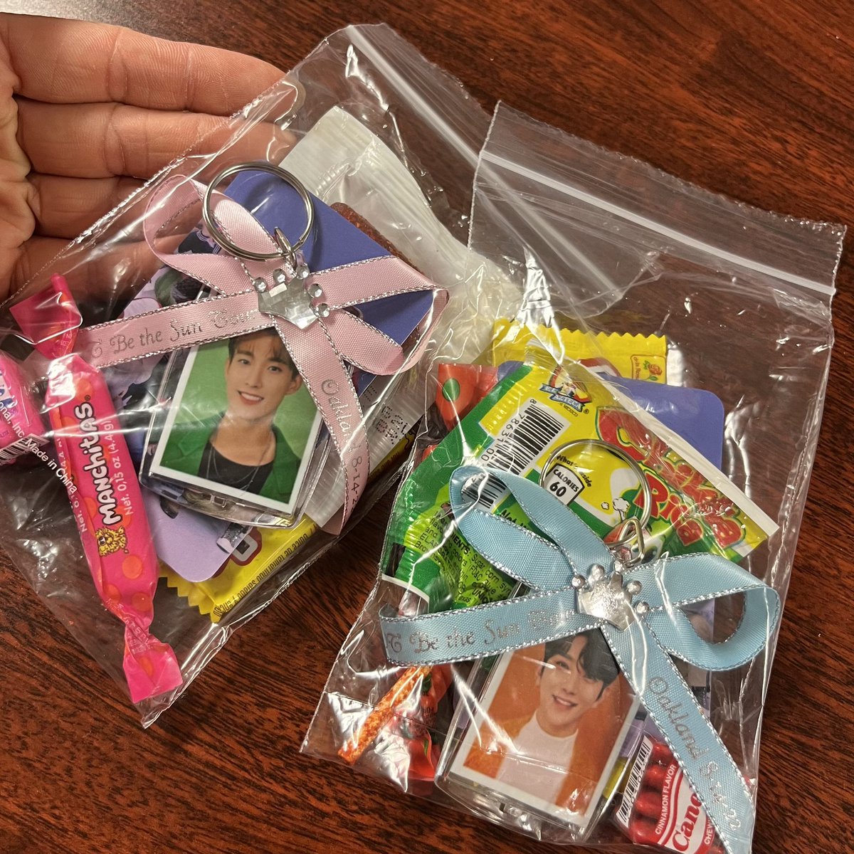 princesaevents's tweet photo. OAKLAND CARATS ‼️

We will be handing out these freebie goodie bags at #BETHESUN with a keychain of a random member or unit and candy! 🤩

#SEVENTEEN #SEVENTEENINOAKLAND https://t.co/SWADCWlkHE