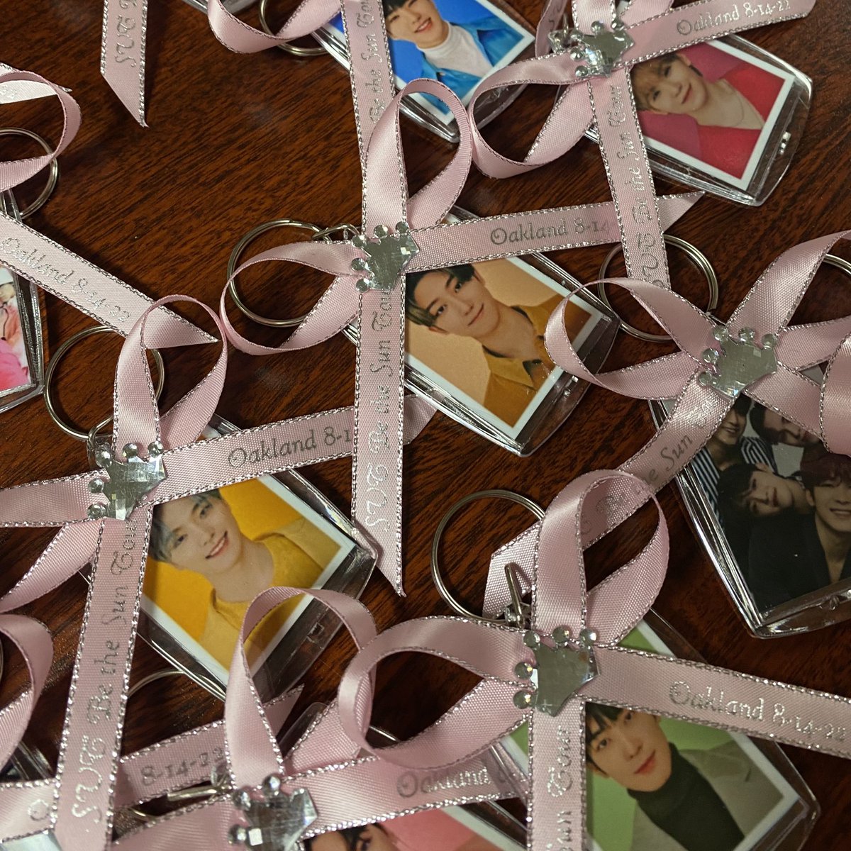 princesaevents's tweet photo. OAKLAND CARATS ‼️

We will be handing out these freebie goodie bags at #BETHESUN with a keychain of a random member or unit and candy! 🤩

#SEVENTEEN #SEVENTEENINOAKLAND https://t.co/SWADCWlkHE