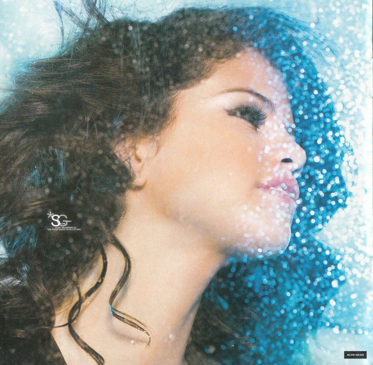 WowLookAtHerNow's tweet photo. #selenagomez #ayearwithoutrain #ayearwithoutrainalbum scans https://t.co/BtpfNdTjU6