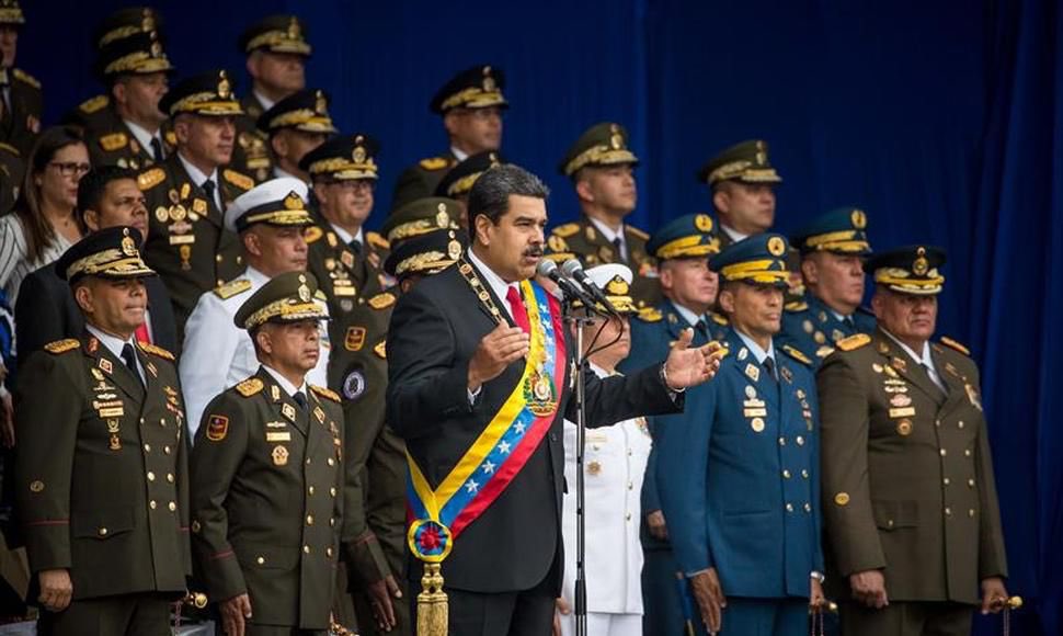 vladimirpadrino's tweet photo. #4Ago Aún se siente el zumbido en nuestros oídos de aquel vil atentado contra nuestro CJ y Presidente @NicolasMaduro. Las facciones antipatrióticas, subordinadas al imperialismo, han querido destruir nuestro patrimonio democrático y la paz nacional. ¡NO PUDIERON, NI PODRÁN! https://t.co/wU36JPfdPu