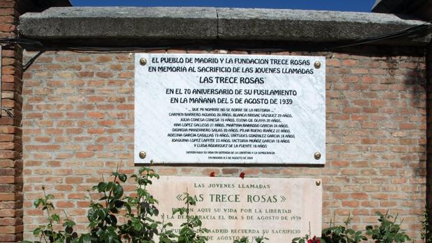 El 5 de Agosto de 1939,cuatro meses después de acabada la guerra,fueron ejecutadas en Madrid,13 chicas jóvenes,conocidas como Las 13 Rosas ,cuyo único delito,había sido militar durante la guerra en las Juventudes Socialistas Unificadas (JSU)...