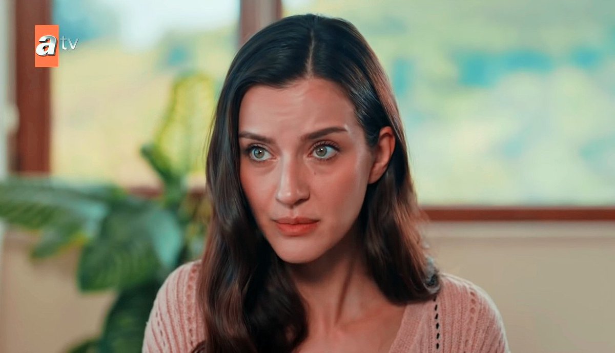 NefesArgOfi's tweet photo. Grabe a Zeynep en un video, luego grabe otro a modo de denuncia, lo hice con la intención de subirlo a internet pero... 

Es que no se como usar el internet sino lo habría hecho yo misma 

¿Y cree que funcione? 

NEFES TE REGATEA #Fugitiva https://t.co/uEo6Bc67zj