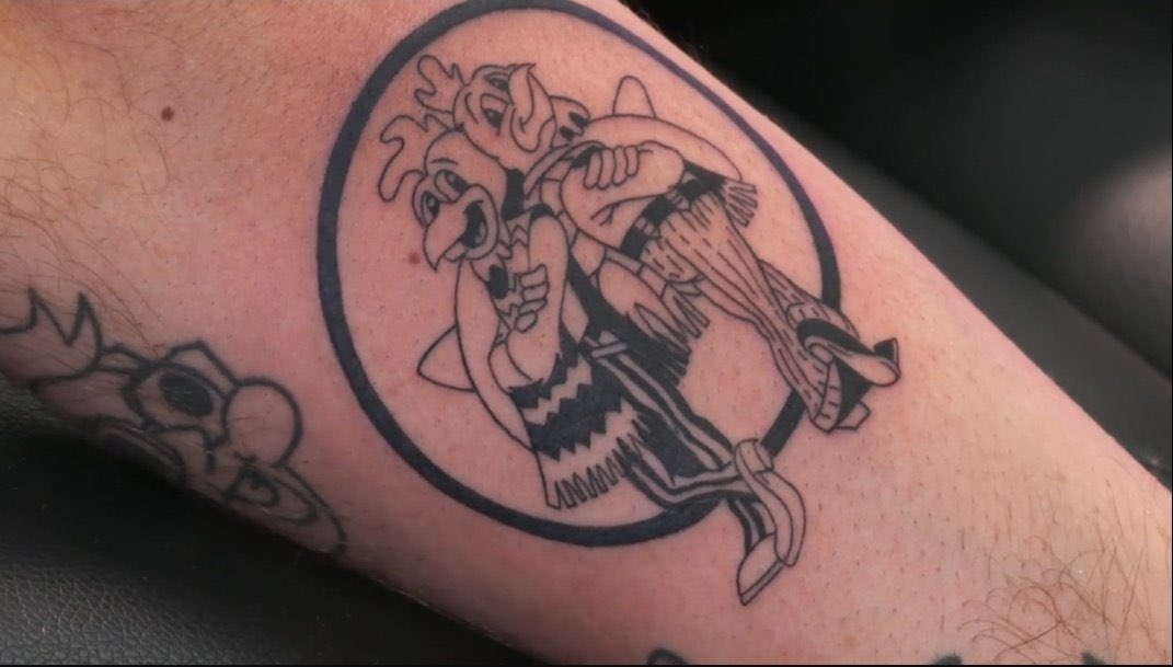 JuanSGuarnizo's tweet photo. Gracias por acompañarme mientras me hacían estos 3 tatuajes increíbles y haciendo mi primer tatuaje a Komanche. 🥹 https://t.co/0v2w1DSTI3