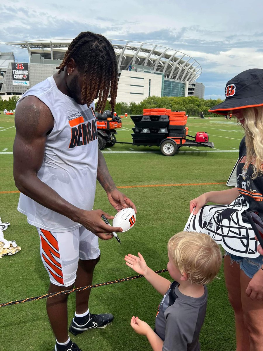meader14's tweet photo. Cooper was excited to meet Bengals players. Thanks for signing for him @Thekidstan @_MikeTeee @JHeiligh ! You made his day! https://t.co/vznR4mPAM0