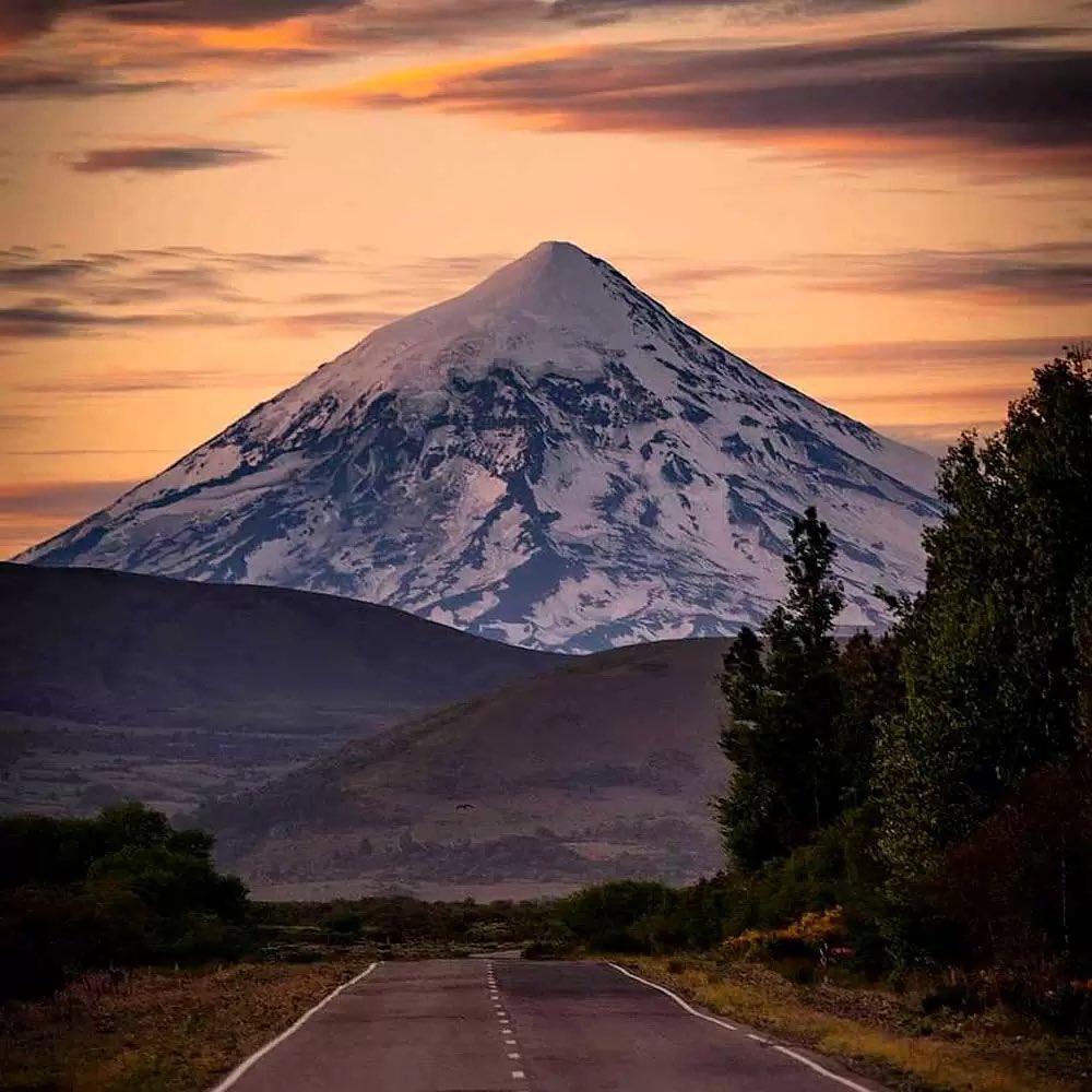 El volcán Lanín es una maravilla natural, patrimonio de todos los argentinos, no solamente de algunos. La decisión de <a href="/ParquesOficial/">Parques Nacionales Argentina</a> atenta contra la soberanía nacional y sienta un peligroso precedente. NO a peajes ilegítimos y a las tomas y desmontes ilegales en la Patagonia.