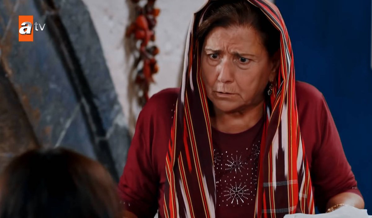 FilizArgOf's tweet photo. Suegra puede cuidar a Erem? Voy a casarme y vuelvo.

Me voy a casar con su hijo

NEFES TE REGATEA #Fugitiva https://t.co/zjtJuxJUTR