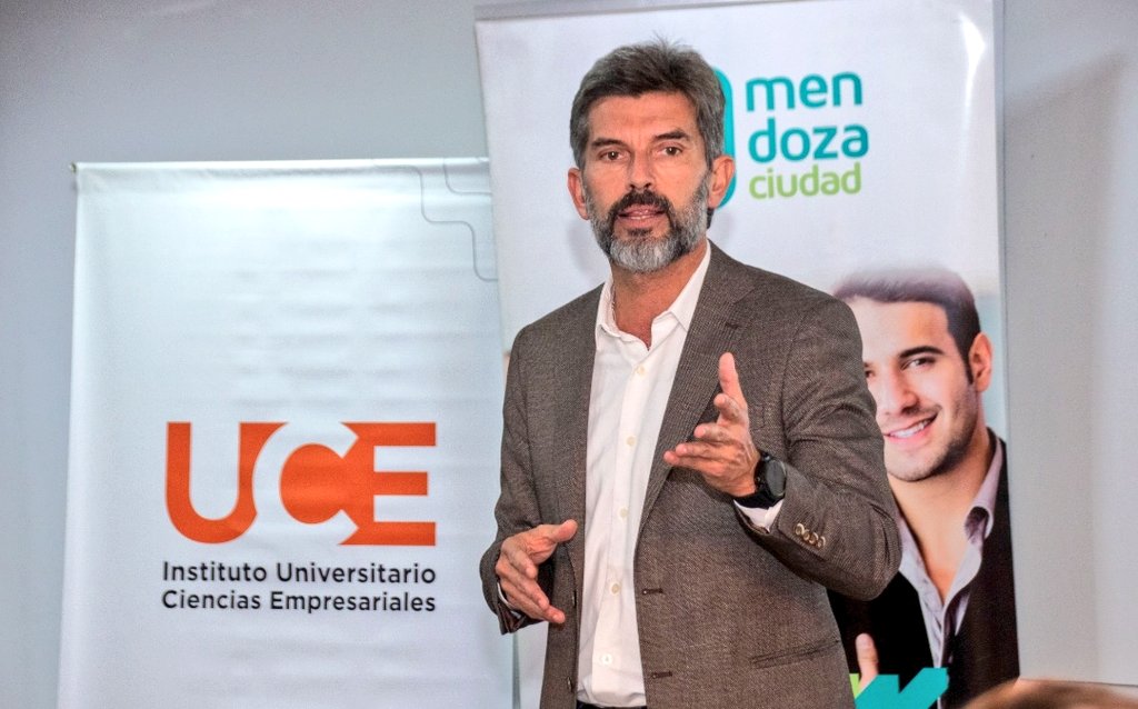 Hoy estuvimos en  <a href="/ciudaddemendoza/">Ciudad de Mendoza</a> con <a href="/UlpianoSuarez/">Ulpiano Suarez</a>,  <a href="/FedeColonnese/">Federico Colonnese</a>  <a href="/Quierolacarta/">Quierolacarta</a>, <a href="/PaulaMonteleone/">Pau 🌺</a> nos recibió el decano de UCE, 
en el marco de la convocatoria para emprendedores tecnológicos. Inscribite en  👉  Openfuture.org