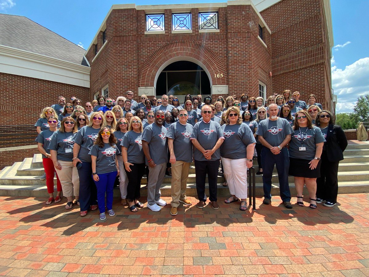 aaronflemingnc's tweet photo. This group consists of the finest school leaders you will find anywhere. They are soaring to new heights in order to serve our students. The aviators look sharp too! @HarnettCoSchool #TopHCSLeader #WeAreHarnett #NCED #gottawearshades https://t.co/S2Q3ArXogM