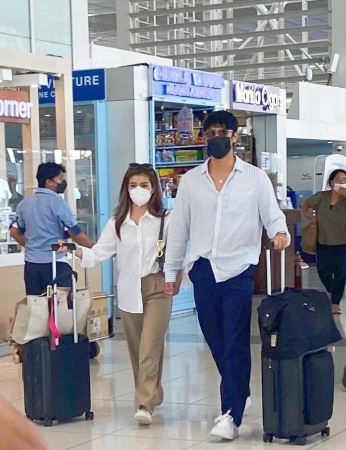 p_butterrr's tweet photo. This photo really surprises me. Look at them holding hands while walking with their luggage. Welcome to NYC, #DonBelle! https://t.co/5K2CBbxn0E