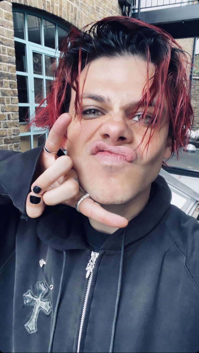 eviitaasm's tweet photo. Happy birthday to the purest soul i’ve ever met. Thank you for saving my life. You make it worth to fight every day 🖤 #Happy25Dom @yungblud @SpainYungblud @YungbludSpain https://t.co/bhdveHW7cr