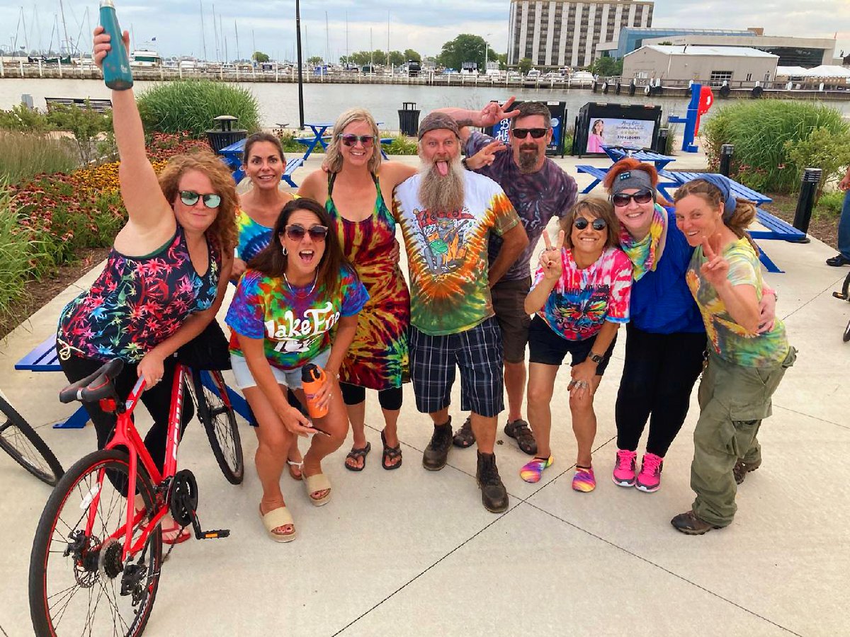 jenyolk's tweet photo. What a fun freakin crew - Happy Thursday!!! 😊 #baycycles #cityofsandusky #lakeerielove❤️ https://t.co/dI7B0EEtBC