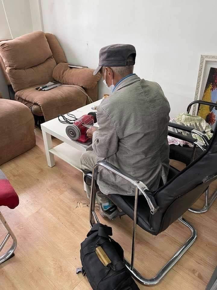 Энэ нөгөө Дуудлагаар хутга ирлэдэг Өвөө.

Маш гоё харьцаатай, хэлсэн цагтаа ирдэг, ерөөл магтаал харамгүй хайрладаг 10 жил энэ ажлаа хийж байгаа гэнээ.

1 хутгийг 1000₮ өөр л ирлэнэ.

Хөдөлмөрч ахыг алдаршуулая👏

Утас нь: 9428-7366 👍