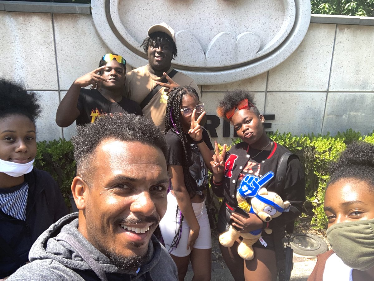 ConradAusar's tweet photo. Some outdoor fun with our students @SixFlags Thank you to @ULBGC65 for making this possible through our partnership. Lots of fun STEM learning today @ChiPubSchools @CPSNetwork16 #StemEducation #panthers #chikanda https://t.co/6JJzXLAF1F