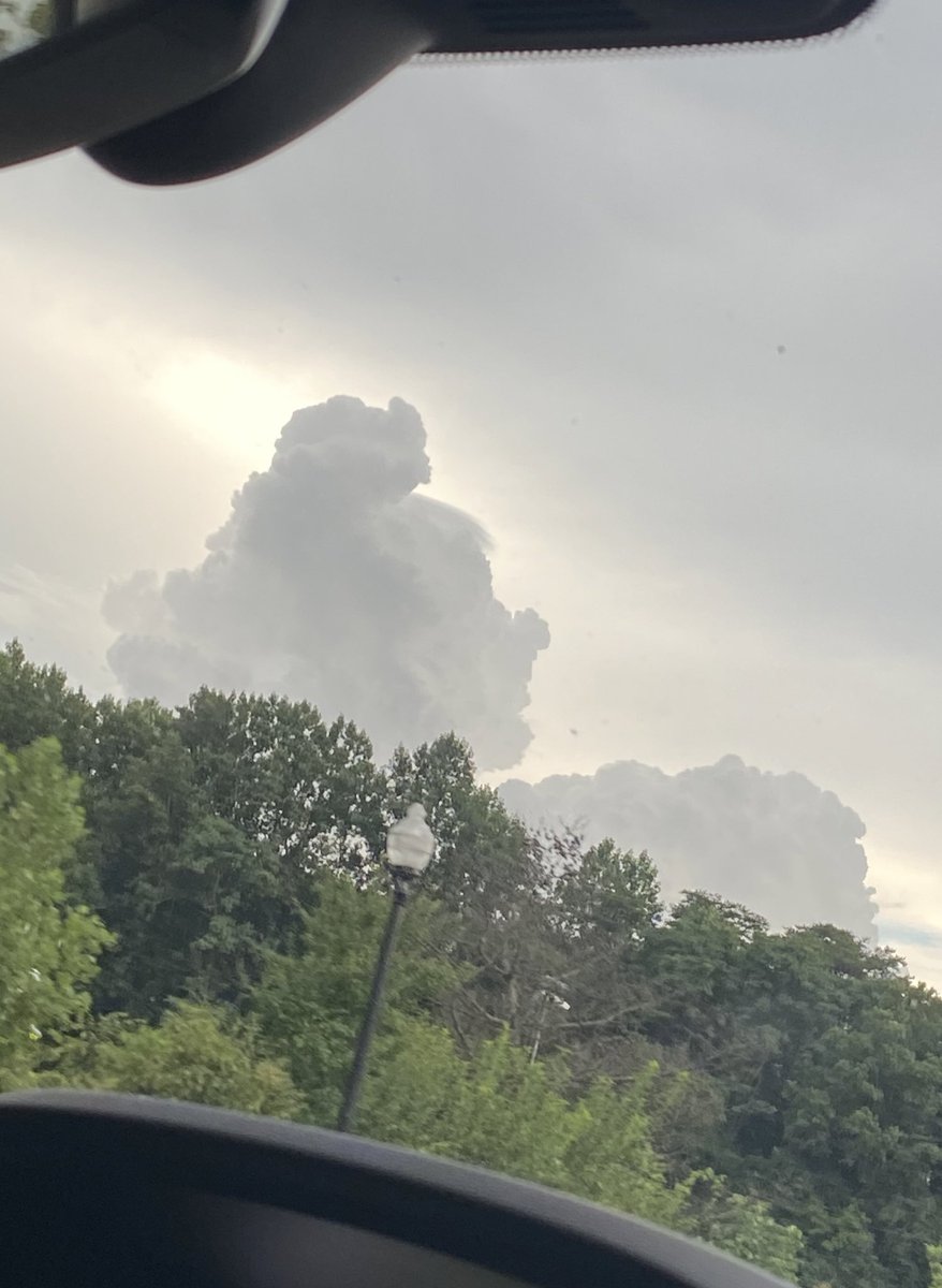 Jackmarastuff's tweet photo. Anyone else see a clown in this cloud? https://t.co/HMZ7C0xK21
