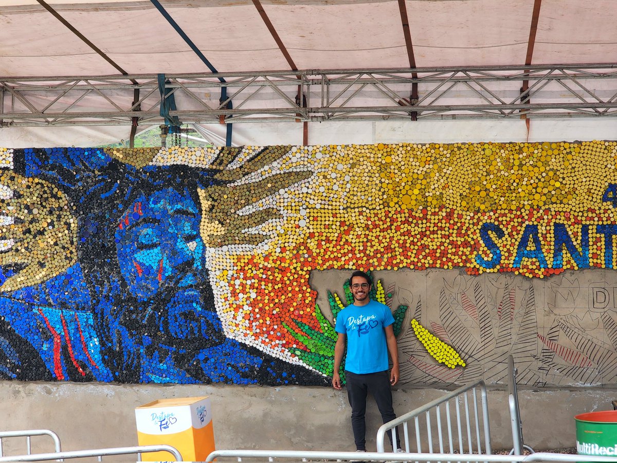 Olivarescfc's tweet image. ¡Mañana en la noche estará terminado el mural del Santo Cristo de La Grita! Más de 2700 personas han sido parte de esta gran obra hecha con tapas de botellas recicladas y donadas por los habitantes de La Grita