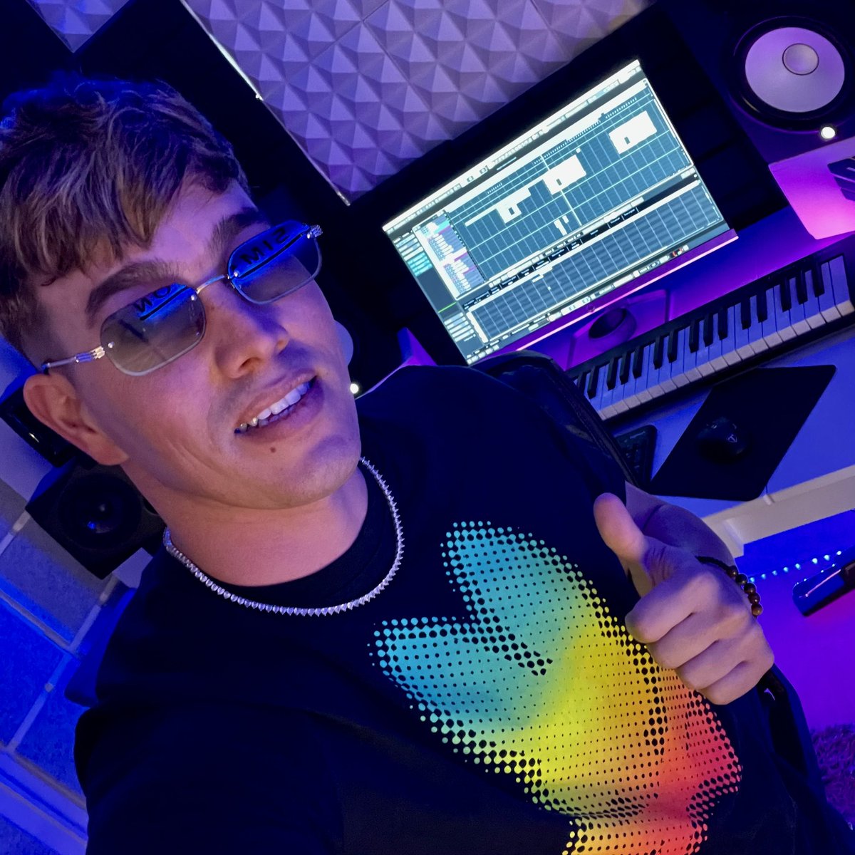 andyfalconmusic's tweet photo. Con @psychobunny Grabé hoy una canción que paralizó a @jaysimon_producer  el es el culpable del sonido 🔊🔊

#psychobunny #brand #musicproducer #photodaily #andyfalcon https://t.co/r8ASJZLiNa