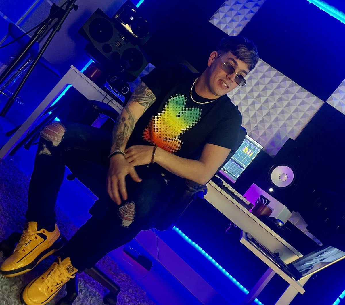andyfalconmusic's tweet photo. Con @psychobunny Grabé hoy una canción que paralizó a @jaysimon_producer  el es el culpable del sonido 🔊🔊

#psychobunny #brand #musicproducer #photodaily #andyfalcon https://t.co/r8ASJZLiNa