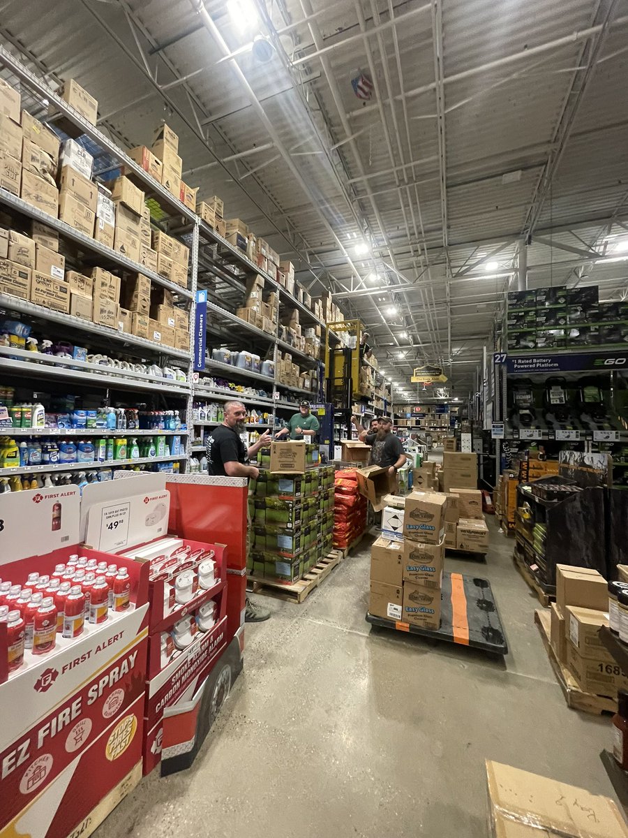 Rmh1987Rodney's tweet photo. Night shift MST with some red vest assist packing down cleaning and killing it!! @mickm142 @BlueBoxR1 @JBBailey9 https://t.co/cmCbR5mxCv