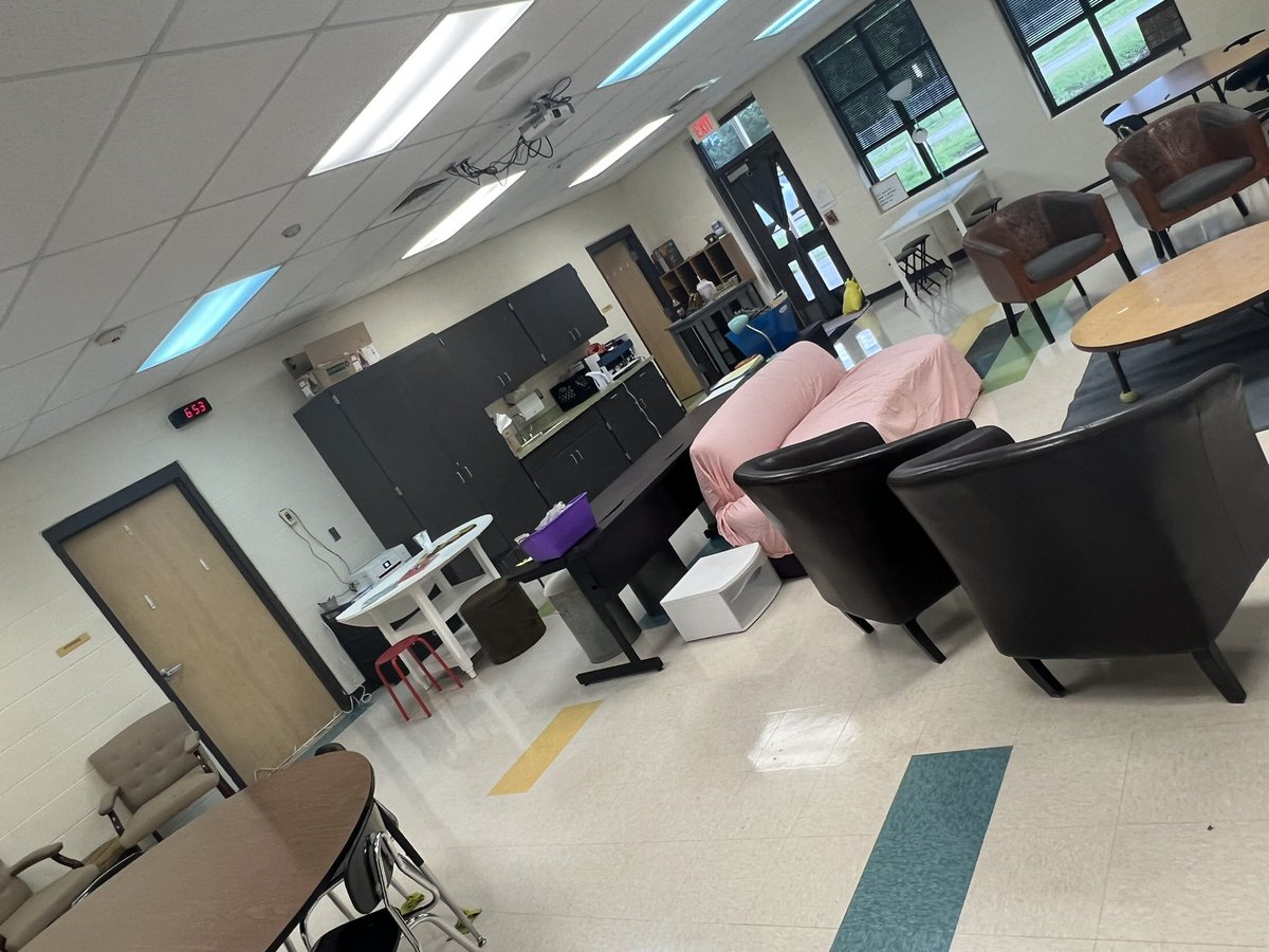 edgellcation's tweet photo. Tomorrow starts the 22-23 school year ๐ Super excited for all we will learn and create this year in room 312 ๐ก #Empowerexcellence #EdgellFamily #FirstDay https://t.co/dPeezsQQ7c