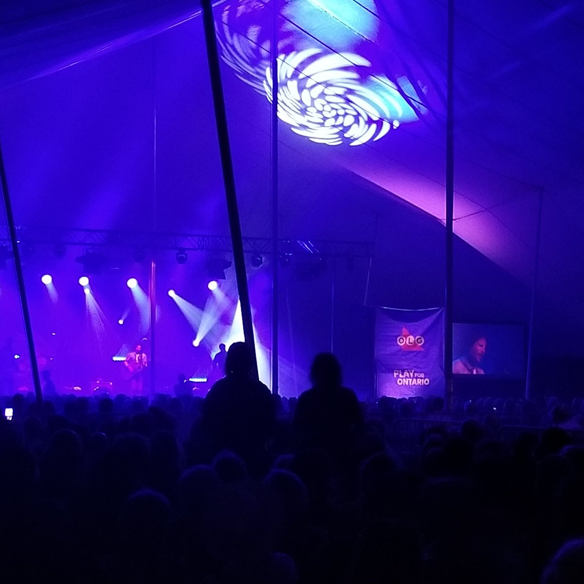 eimajeyn's tweet photo. @kitchenerblues 
Sam Robert's says "Hey Kitchener let's dance!"
Security proceeds to remove my brother  in a chokehold - for dancing.
#mixedmessages #funpolice
@samrobertsband https://t.co/HokDnB19Tk