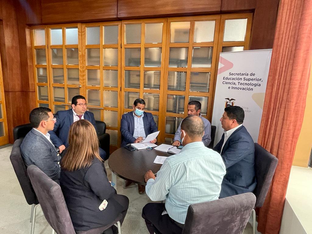 ISTPEM1's tweet photo. Los rectores de institutos tecnológicos de Manabí se reunieron con el coordinador zonal de la Senescyt, para definir detalles de la organización de la feria académica a realizarse el martes próximo, al cual acudirá la ministra de esta cartera de estado. https://t.co/P398ZBOaFw