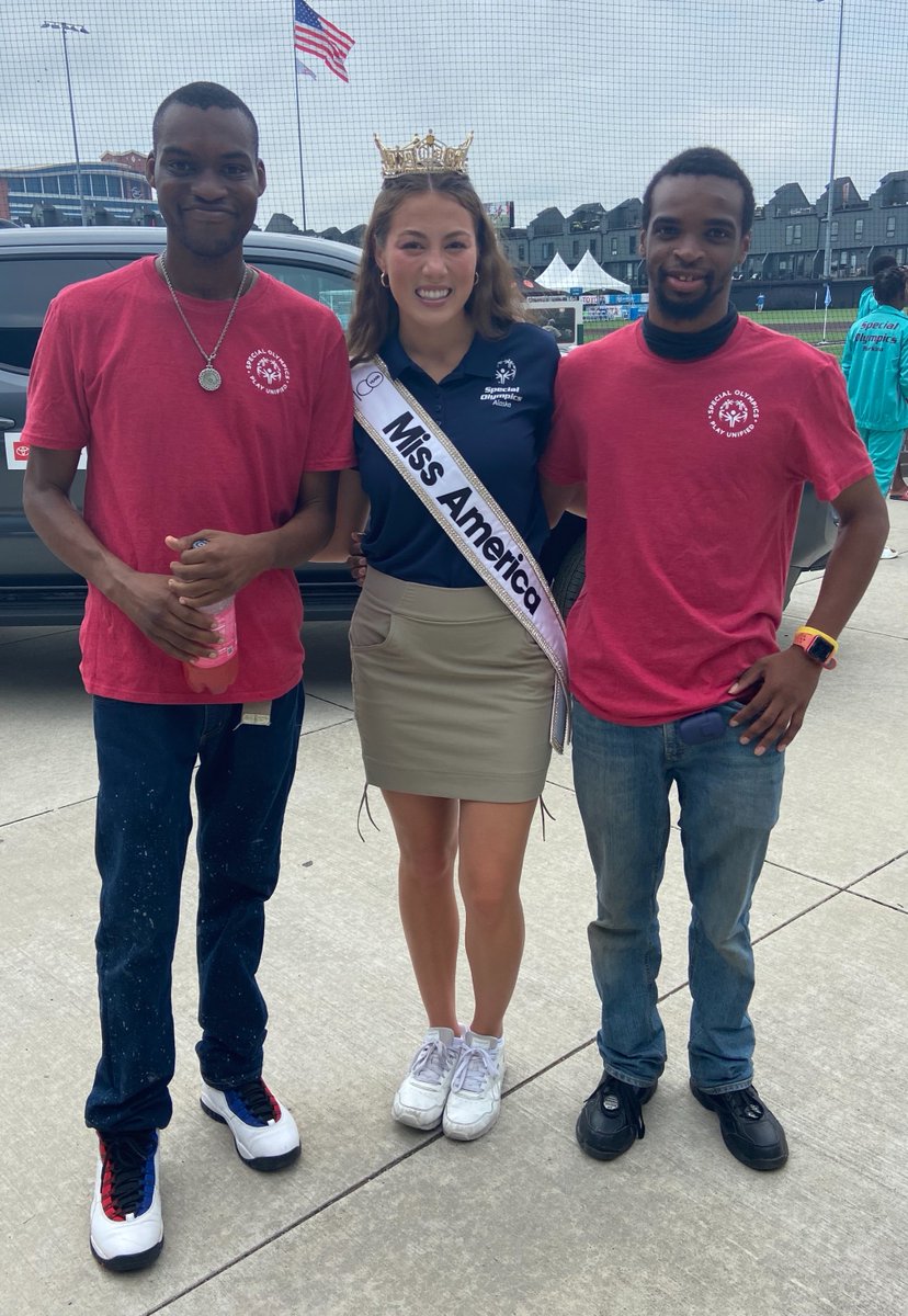 SOMI athletes from #Detroit, Sean (right) &amp; Alan (left), introduced themselves to Miss America while volunteering at the <a href="/UnifiedCup/">UnifiedCup</a>. 
See ALL these smiling 😄 faces at the 🏆  Championship Match at Keyworth Stadium. 
Tickets: UnifiedCup.org 
#TogetherUnstoppable