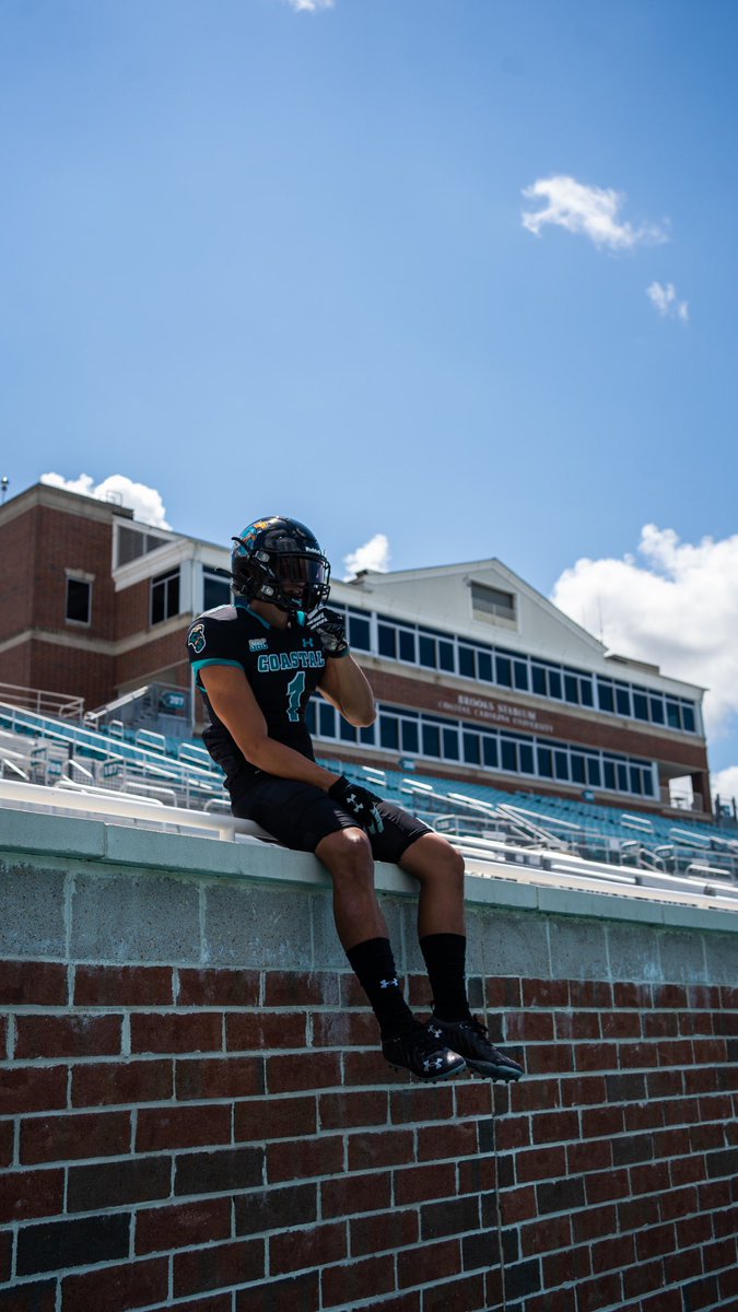 COMMITTED ‼️💯 This post has been delayed for awhile now but this is a opportunity and blessing I couldn’t be more grateful for 🙏🏽 @CoastalFootball @coachmjdixon @CoachNelson_25 @LocksmithGw