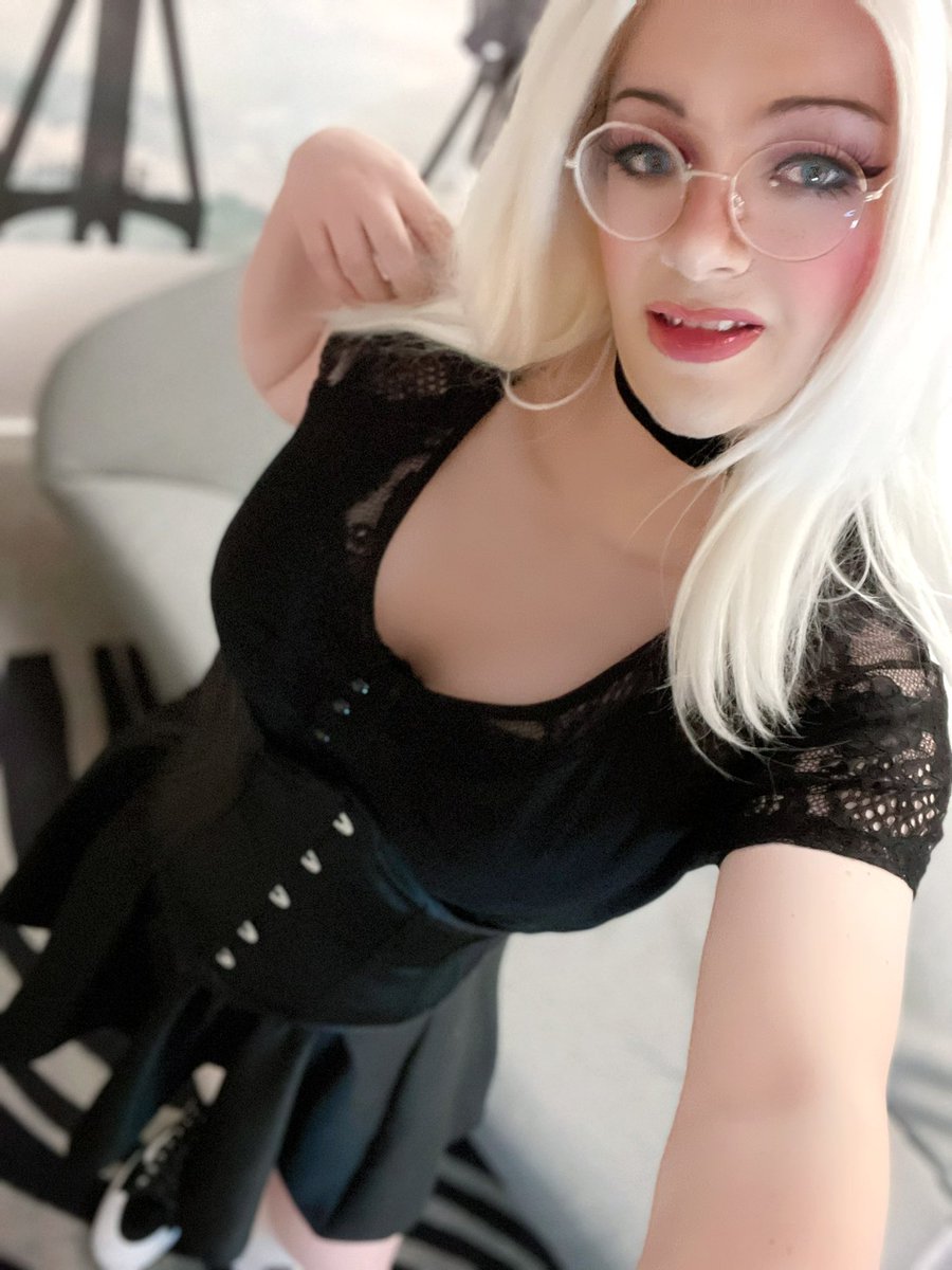 BasicLich_'s tweet photo. Baby girls first night out in a long time. I had so much fun and loved this little gothy outfit! 🥰🥰😘💋 https://t.co/KyrXPjf87l