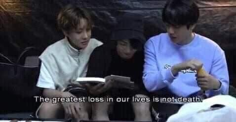 jeon_vantella's tweet photo. ✍️| Jungkook leyo el libro que le recomendo Yoongi llamado "Lecciones de Vida" de Elizabeth Kubler. Cuando Hoseok le pregunto que aprendio, Jungkook respondio: 

"La mayor perdida en nuestras vidas no es la muerte"

Elisabeth Kübler-Ross siempre había recordado que lo peor (+) https://t.co/6uSFCmNQAt