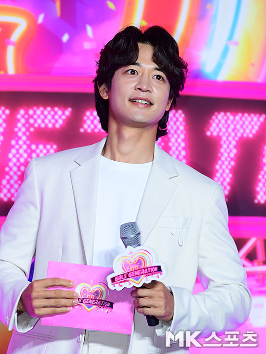 keyoemi's tweet photo. Minho is the MC for SNSD's comeback press conference!

#SHINee #샤이니 #Minho https://t.co/Y7SVzCVITB