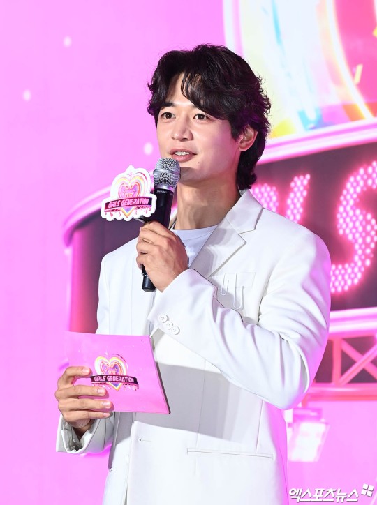 keyoemi's tweet photo. Minho is the MC for SNSD's comeback press conference!

#SHINee #샤이니 #Minho https://t.co/Y7SVzCVITB