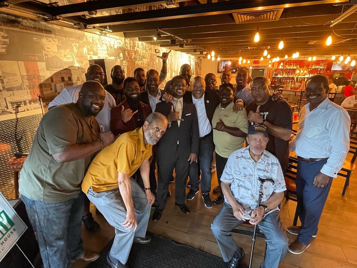 KellyNScurryFL's tweet photo. Thank you to everyone who came out to our fundraiser tonight at @SmittysSistrunk, especially our hosts @SenChrisSmith, @MrJonathanAllen, and @mattb1906. And if you missed us, it’s not too late to donate or sign up to volunteer - just visit https://t.co/HHgEK5yHAS. https://t.co/ZoeTjGCaqu