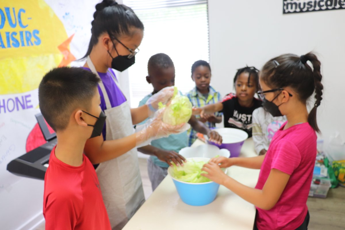 GramenAction's tweet photo. Éduc - Plaisirs - Camp d'été francophone 2022
Cette semaine, les élèves ont eu leur deuxième atelier de cuisine pour la semaine de santé. Ensemble, ils ont apprêté des ingrédients nécessaires afin qu'ils puissent chacun produire des salades personnalisées selon leurs goûts. https://t.co/YBkSetjOlv