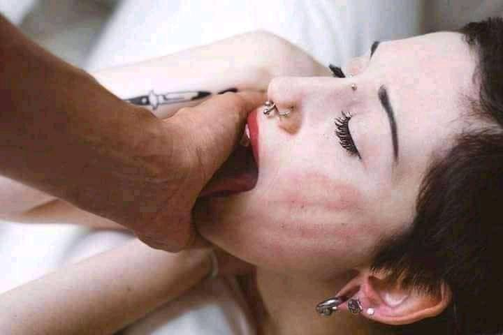 SumisaMujer's tweet photo. Mis besos te harán sangrar hasta quedarte sin una gota de ese elixir que es mi facinacion
Tus ojos solo verán a traves de los míos 
Mis manos te desnudaran el espíritu dejandote totalmente dispuesta para mí
Así que reza ... porque después ...para Ti, ya no habrá nadie más que Yo. https://t.co/lXFtWwj7iZ