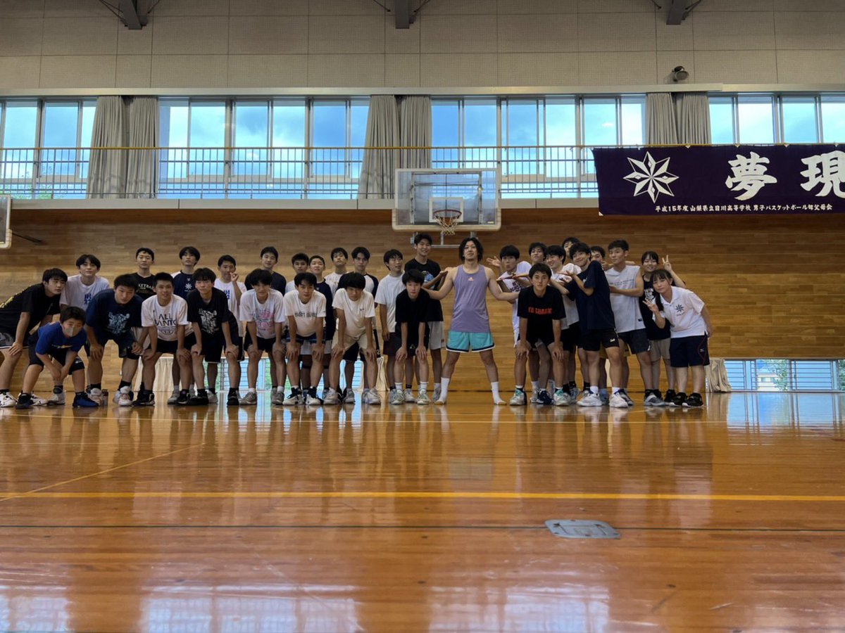 SPACEBALL_MAG's tweet photo. 🍑🍇
山梨県1位の #日川高校 でクリニックさせて頂きました.
古田HCの考え方や柔軟性が素晴らしい.学生達がそれをどこまで理解して吸収出来るか?

常にゲームスピード!自分の限界のスピードで取り組まなかったら,試合では成功しません.常に身体が大きく脚が良く動くDFにマークされているイメージで🧠 https://t.co/ydaPHcF3jf