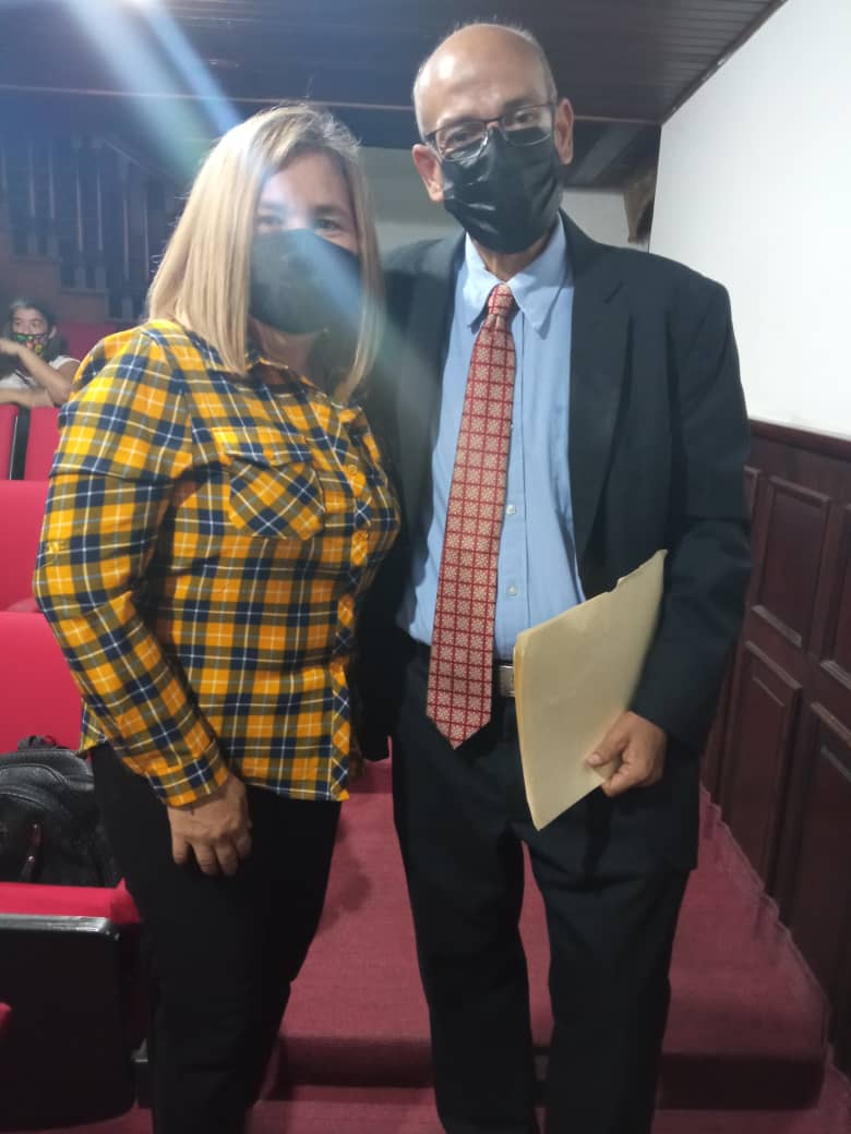 IdennaZulia's tweet photo. Para continuar el legado de nuestro Comandante "Hugo Chávez Frías", @IdennaZulia se hizo presente en el acto de juramentación de los nuevos "Legisladores de la Patria" al #CLEZ #Maracaibo #Zulia @NicolasMaduro @ConCiliaFlores @RaviciniLu @pestana_jl @Mippcivzla @VTVcanal8 https://t.co/atvJHMrXvZ