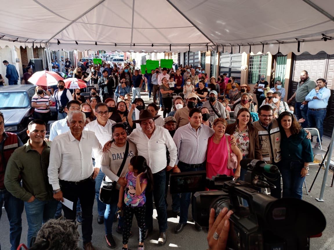 DipsMorenaZac's tweet photo. La tarde de este miércoles acudimosa la entrega de pavimentación de seis calles ubicadas en las colonias Europa y Las Huertas. 

Con estas obras se abona al bienestar de las familias que habitan uno de los polígonos más grandes y concurridos.

 ¡Gracias, señor Gobernador! https://t.co/T7KdZYjE9X