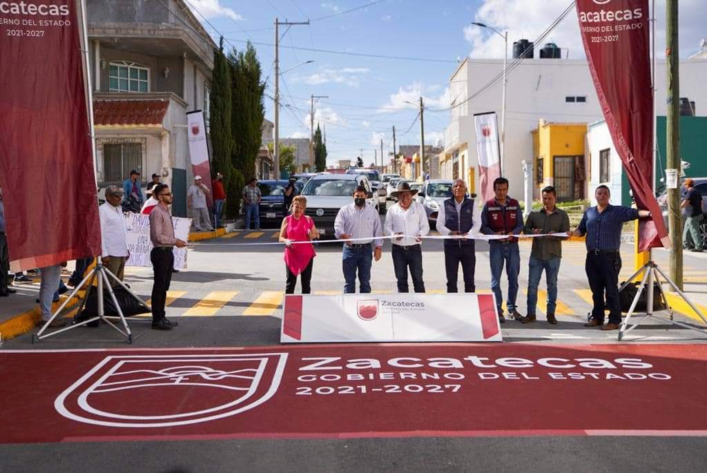 DipsMorenaZac's tweet photo. La tarde de este miércoles acudimosa la entrega de pavimentación de seis calles ubicadas en las colonias Europa y Las Huertas. 

Con estas obras se abona al bienestar de las familias que habitan uno de los polígonos más grandes y concurridos.

 ¡Gracias, señor Gobernador! https://t.co/T7KdZYjE9X