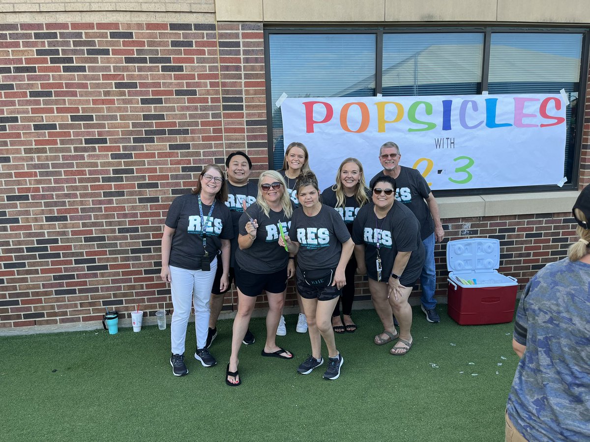 FortenberryIC's tweet photo. Popsicles on the playground is good for our hearts.  We spend so much time planning and learning before kids come, and then when they do, it makes it all right with our @Robertson_Elem world.  Robertson students, we are so excited for you to walk through those doors! https://t.co/78drJNq54W