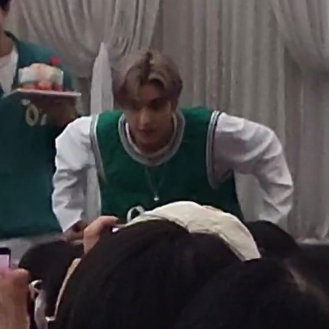 jaeyundoII's tweet photo. jake square up pose 😭 https://t.co/s1T0cSMFnj