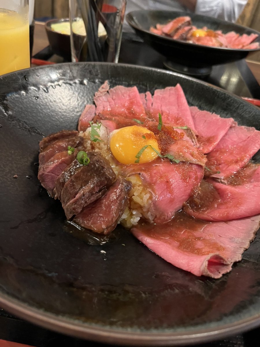 ietochinavi's tweet photo. 今日の #おすすめランチナビ は北海道庁近く（北3条西7丁目）の和風肉バル「肉処くろべこや」さん🐄
写真のメニューは「くろべこ贅沢ハーフ丼（ステーキとローストビーフ）鬼」🔥😲
ボリューミーなお肉とソースが絶品😋サラダとソフトドリンクもついて大満足❣（営業F）
#札幌グルメ https://t.co/Wkon1bbqQp