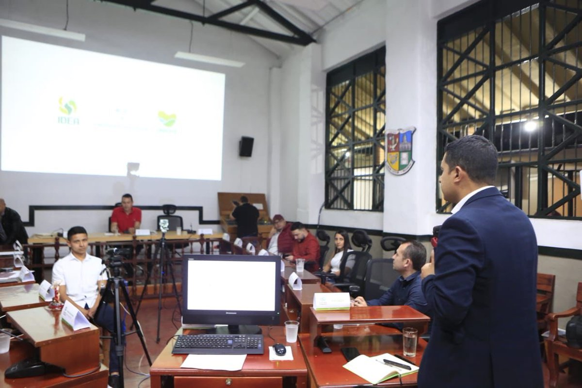 JulianVasquez_R's tweet photo. Hoy visitamos el Concejo de Caldas, compartimos los proyectos de impacto para el desarrollo de Antioquia en los que participa el @IDEA_Antioquia y ponemos la institución al servicio de la comunidad. El mensaje es claro: ¡Estamos listos para apoyar al municipio! https://t.co/xU0gH4eBbm