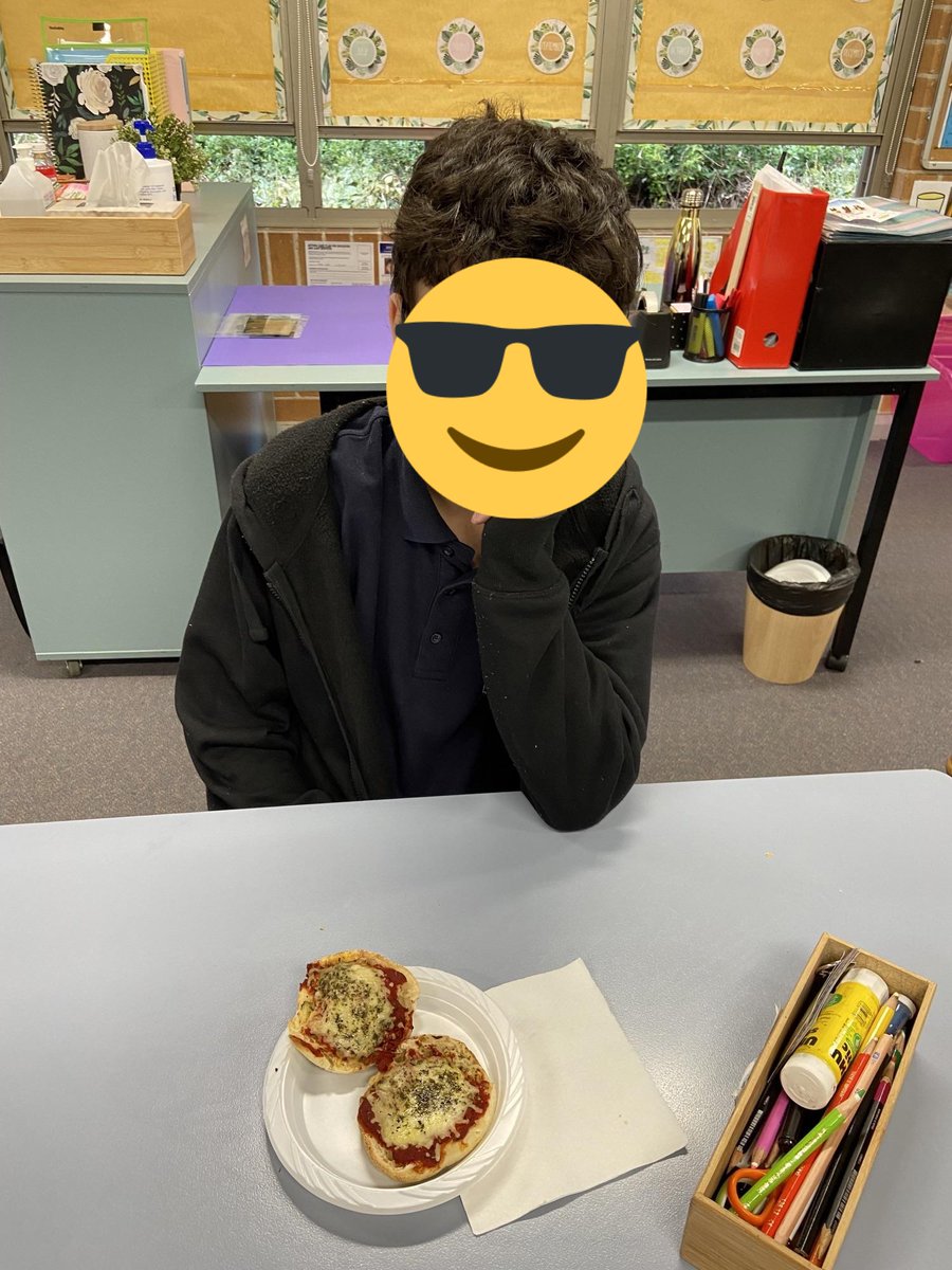 Demonstrating a cooking lesson for our parents who came to visit yesterday! Mini pizzas were on the menu as students showcased their cooking abilities! #educationweek #eduweek22 #supportunit #cooking #lifeskills