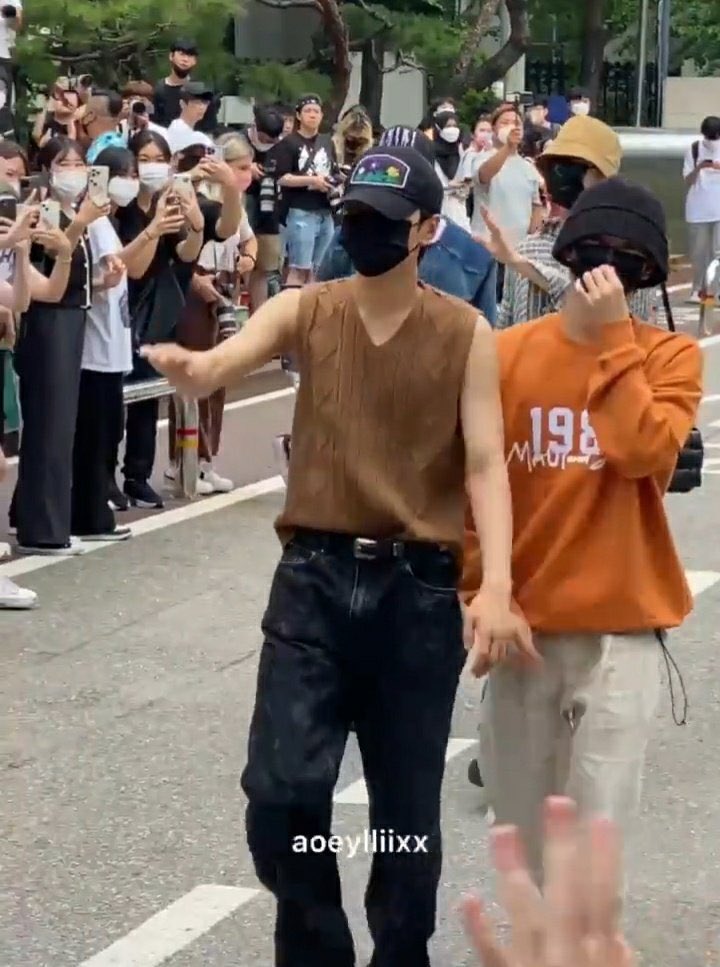 jongwonwrites's tweet image. gagi bigyan nyo nga ng placard yan