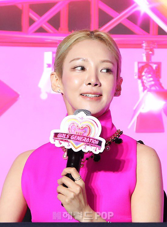 ม๊าสารภาพในงานว่าไม่รู้จริงๆ ว่าคอนเซ็ปท์ชุดวันนี้คืออะไร พี่ซูยองเลยบอกว่าส่งไปในไลน์กลุ่มแล้วไงว่าขาวดำ และทุกคนก็บอกว่าฮโยไม่อ่านแชทกลุ่ม 55555555555555555555555