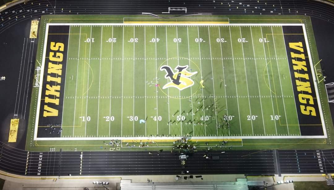 CedarRapidsToD's tweet image. Drone shot of Les Stentors from high above Vinton-Shellsburg High School tonight!